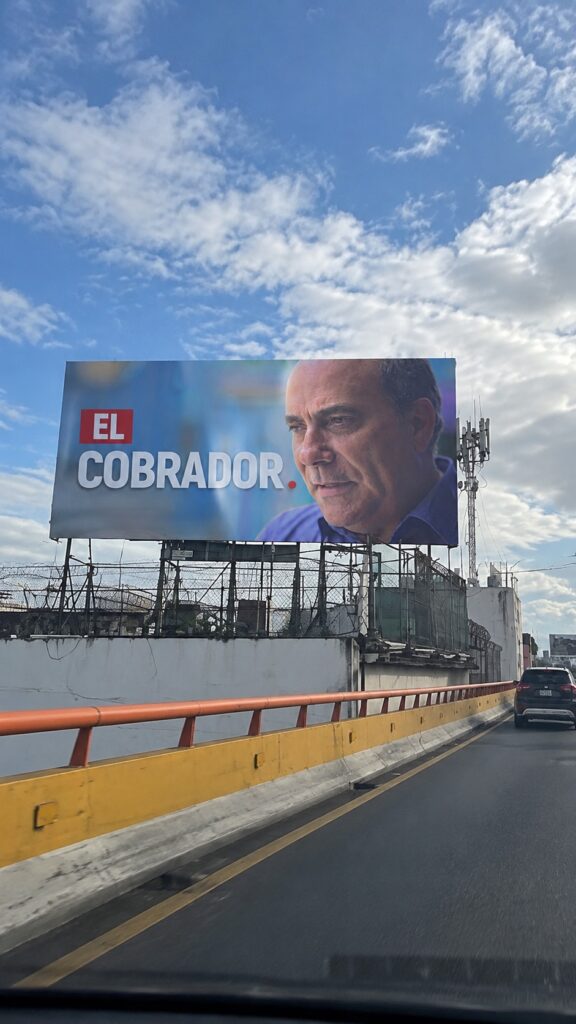 Valla de EL COBRADOR sobre una autopista