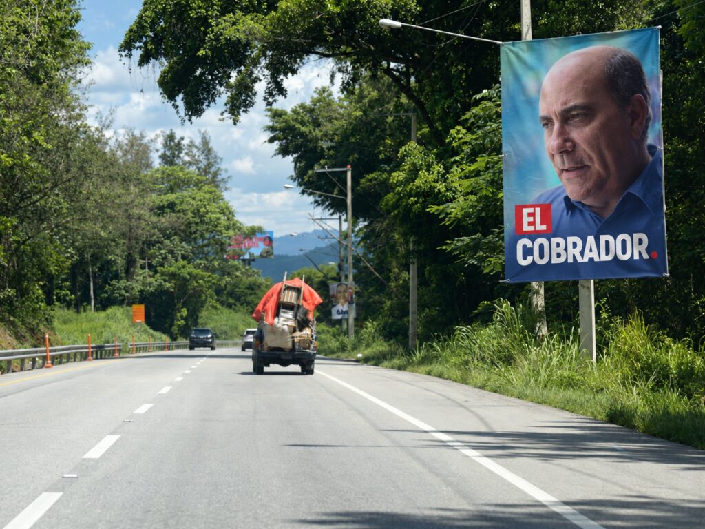 Pancarta de EL COBRADOR junto a una carretera