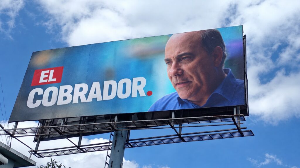 Valla de EL COBRADOR con la foto de Roque Espaillat